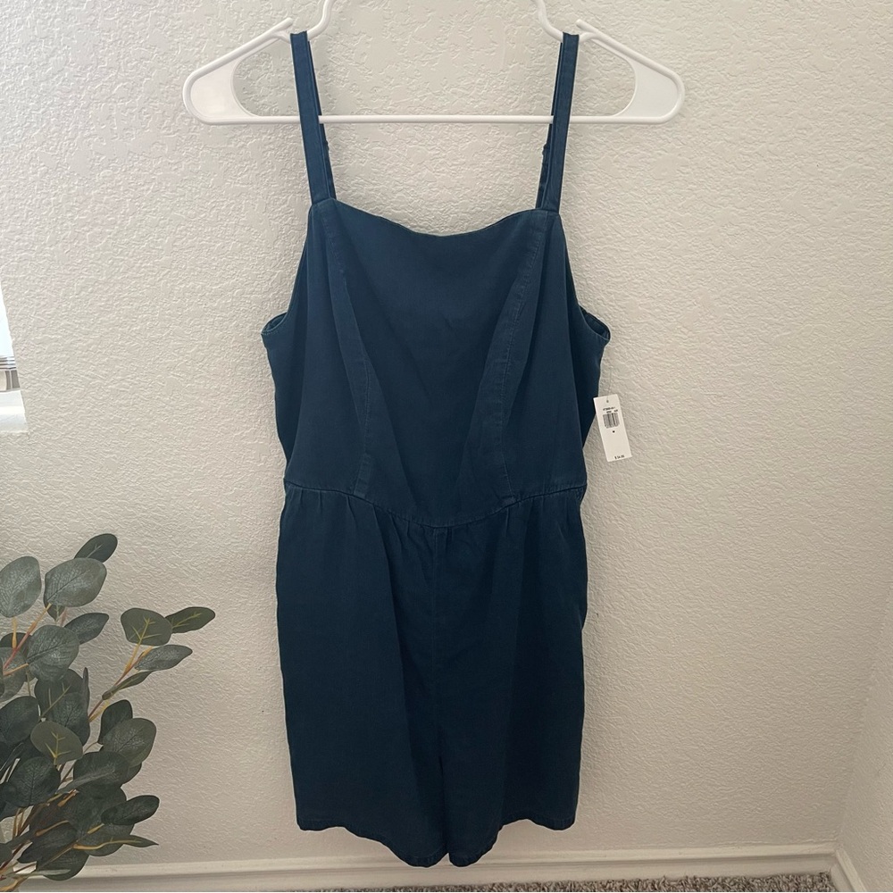 Old Navy Women’s cami romper short size Medium denim blue smocked with pockets